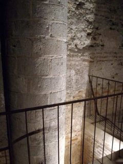 Trapper leder ned til den eldste krypten fra midt på 500-tallet. Foto: Harmonia Amanda / Wikipedia CC-BY-SA-3.0 Chartres, Vielle Ville, Cathedrale Notre dame de Chartres, Eure, Eure et Loire, Unescos liste over Verdensarven, Vest-Frankrike, Frankrike