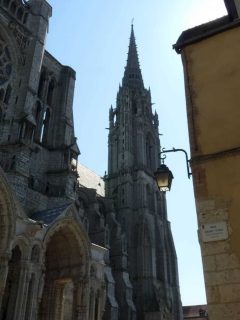 Nordtårnet på hovedfasaden og nordportalen sett fra Rue St Yves. Foto: Eléope / Wikipedia CC-BY-SA-3.0 Chartres, Vielle Ville, Cathedrale Notre dame de Chartres, Eure, Eure et Loire, Unescos liste over Verdensarven, Vest-Frankrike, Frankrike