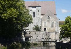 Middelalderklosteret Collegiale Saint-André ligger ved elven, nedenfor katedralen. Foto: © Office de Tourisme de Chartres / Mathieu ANGLADA Chartres, Collegiale St André, Cathedrale Notre dame de Chartres, Eure, Eure et Loire, Unescos liste over Verdensarven, Vest-Frankrike, Frankrike