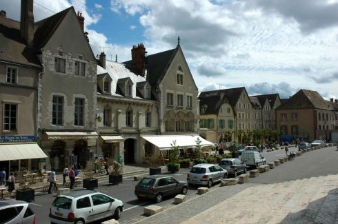 Mange av husene ved katedralen er fra middelalderen. Bak disse strekker gamlebyen Vielle Ville seg ned forbi elven Eure. Foto: GIRAUD Patrick / Wikipedia CC-BY-SA-3.0 Chartres, Cathedrale Notre dame de Chartres, Eure, Eure et Loire, Unescos liste over Verdensarven, Vest-Frankrike, Frankrike
