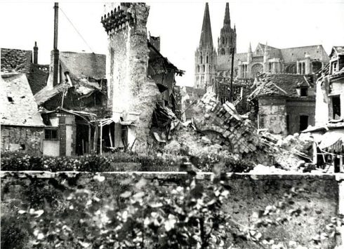 Det ble gjort stor skade i år 1944 under kampene i Den andre verdenskrigen - blant annet ble La Porte Guillaume ødelagt. Foto: © Office de Tourisme Chartres Chartres, Porte Guillaume, Vielle Ville, Cathedrale Notre Dame de Chartres, Eure, Eure et Loire, Unescos liste over Verdensarven, Vest-Frankrike, Frankrike