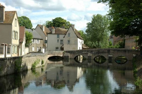 Rundt år 1.000 vokser byen på begge sider av Eure - og omtrent slik har det sett ut siden. Foto: GIRAUD Patrick / Wikipedia CC-BY-SA-3.0 Chartres, Vielle Ville, Cathedrale Notre dame de Chartres, Eure, Eure et Loire, Unescos liste over Verdensarven, Vest-Frankrike, Frankrike