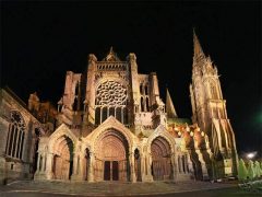 Nordportalen sett forfra, med vestfasadens nordlige tårn til høyre Foto: tango7174/ Wikipedia CC-BY-SA-3.0 Chartres, Vielle Ville, Cathedrale Notre Dame de Chartres, Eure, Eure et Loire, Unescos liste over Verdensarven, Vest-Frankrike, Frankrike