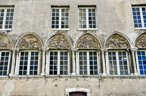 Maison Canonial ligger ved enden av katedralplassen - huset er fra 1100-tallet, mens prydgavlene over vinduene ble avdekket så sent som år 1911. Foto: © Office de Tourisme Chartres Chartres, Cathedrale Notre dame de Chartres, Eure, Eure et Loire, Unescos liste over Verdensarven, Vest-Frankrike, Frankrike