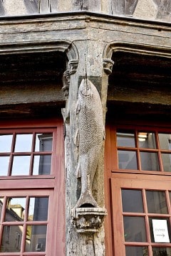 Maison du Saumon - en detalj som forteller om bakgrunnen for husets navn. Foto: © Office de Tourisme Chartres Chartres, Maison du Saumon, Vielle Ville, Cathedrale Notre dame de Chartres, Eure, Eure et Loire, Unescos liste over Verdensarven, Vest-Frankrike, Frankrike