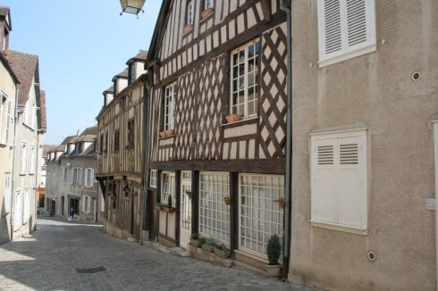 Det finnes flere flotte bindingsverkshus i Rue des Ecuyers, på den andre siden av elven for katedralen. Foto: Crochet.david / Wikipedia CC-BY-SA-3.0 Chartres, Rue des Ecuyers, Cathedrale Notre dame de Chartres, Eure, Eure et Loire, Unescos liste over Verdensarven, Vest-Frankrike, Frankrike