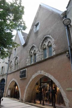 Nok et middelalderhus - i dag klesforretning: Maison de la Voûte fra 12-1300-tallet.Foto: Trizek / Wikipedia CC-BY-SA-3.0 Chartres, Vielle Ville, Cathedrale Notre dame de Chartres, Eure, Eure et Loire, Unescos liste over Verdensarven, Vest-Frankrike, Frankrike