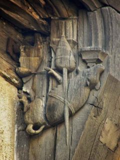 Oppe til høyre på fasaden finner du den spinnende purka, fra den romerske fabelen. Foto: A. beaudroit / Wikipedia CC-BY-SA-3.0 Chartres, Vielle Ville, Cathedrale Notre dame de Chartres, Eure, Eure et Loire, Unescos liste over Verdensarven, Vest-Frankrike, Frankrike