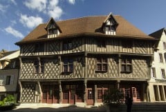 Huset heter Maison du Saumon til venstre for knekken og Maison de la Truie qui file (Den spinnende purka) til høyre. Foto: Poulpy / Wikipedia CC-BY-SA-3.0 Chartres, Vielle Ville, Cathedrale Notre dame de Chartres, Eure, Eure et Loire, Unescos liste over Verdensarven, Vest-Frankrike, Frankrike