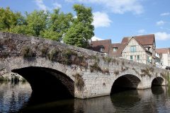 Chartres Pont de Bouju slik den ser ut i dag - broen er nevnt allerede på 1200-tallet som Pont de Château. Foto: © Office de Tourisme Chartres Chartres, Pont de Bouju, Cathedrale Notre dame de Chartres, Eure, Eure et Loire, Unescos liste over Verdensarven, Vest-Frankrike, Frankrike
