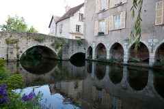 Broen Pont St. Hillaire er første gang nevnt år 1106. Bygningen til høyre på buehvelv ble brukt av pengevekslere på 14-1500-tallet. Foto: © Office de Tourisme Chartres Chartres, Vielle Ville, Cathedrale Notre dame de Chartres, Eure, Eure et Loire, Unescos liste over Verdensarven, Vest-Frankrike, Frankrike
