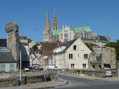 Restene av middelalderens byport Porte Guillame ligger mellom de to elveløpene til Eure. Foto: Olvr / Wikipedia CC-BY-SA-3.0 Chartres, Cathedrale Notre dame de Chartres, Eure, Eure et Loire, Unescos liste over Verdensarven, Vest-Frankrike, Frankrike