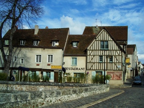 Langs elven og Rue des Tanneries - Garverigaten - finner du mye gammelt og flott - her ligger også flere restauranter. Foto: © www.perche-gouet.net Chartres, Cathedrale Notre dame de Chartres, Eure, Eure et Loire, Unescos liste over Verdensarven, Vest-Frankrike, Frankrike