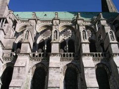 Strebebuene er en nødvendighet for å fordele trykket fra den høye bygningen. Foto: MathKnight / Wikipedia public domain Chartres, Vielle Ville, Cathedrale Notre Dame de Chartres, Eure, Eure et Loire, Unescos liste over Verdensarven, Vest-Frankrike, Frankrike