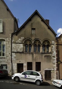 Rue Chantault nr 29 er Chartres eldste bolighus, oppført en gang rundt år 1100. Legg merke til de flotte vinduene. Foto: / Wikipedia CC-BY-SA-3.0 Chartres, Rue Chantault nr 29, Cathedrale Notre dame de Chartres, Eure, Eure et Loire, Unescos liste over Verdensarven, Vest-Frankrike, Frankrike
