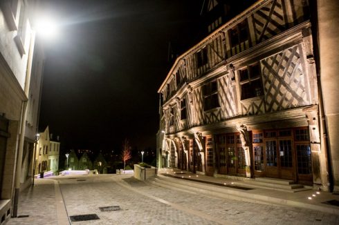 Place Poissonnerie slik det gamle fiskertorget ser ut i dag, med Maison de Saumon til høyre. Foto: © Office de Tourisme Chartres Chartres, maison de Saumon, Vielle Ville, Cathedrale Notre dame de Chartres, Eure, Eure et Loire, Unescos liste over Verdensarven, Vest-Frankrike, Frankrike