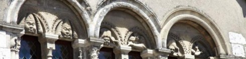 Fra de nydelig dekorerte grindverksvinduene i Rue des Chantault nr 29. Foto: © Office de Tourisme Chartres Chartres, Rue des Chantault nr 29, Cathedrale Notre dame de Chartres, Eure, Eure et Loire, Unescos liste over Verdensarven, Vest-Frankrike, Frankrike