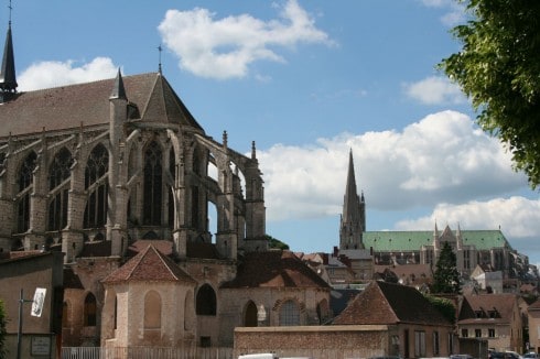 Saint-Père har storslåtte glassmalerier, og regnes som et gotisk mesterverk. Katedralen i bakgrunnen. Foto: nojhan / Wikipedia CC-BY-SA-3.0 Chartres, Saint-Père, Vielle Ville, Cathedrale Notre Dame de Chartres, Eure, Eure et Loire, Unescos liste over Verdensarven, Vest-Frankrike, Frankrike