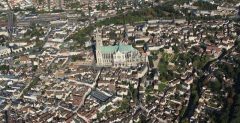 Panorama over Chartres slik byen ser ut i dag, med elven Eure til høyre. Foto: © Office de Tourisme Chartres Chartres, Vielle Ville, Cathedrale Notre dame de Chartres, Eure, Eure et Loire, Unescos liste over Verdensarven, Vest-Frankrike, Frankrike