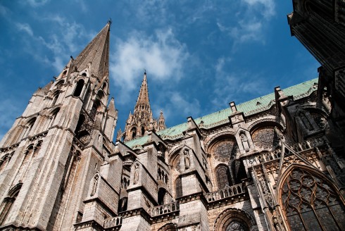 Det er dimensjoner over katedralen Notre Dame de Chartres, som har et omfattende skulptur-program.