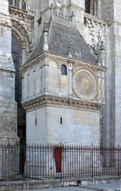 Katedralens Horloge Astrologie - et astrologisk ur fra 14-1500-tallet av samme type som vi finner i mange gamle europeiske byer. Foto: Slbymay / Wikipedia CC-BY-SA-3.0 Chartres, Horloge Astrologie, Vielle Ville, Cathedrale Notre dame de Chartres, Eure, Eure et Loire, Unescos liste over Verdensarven, Vest-Frankrike, Frankrike
