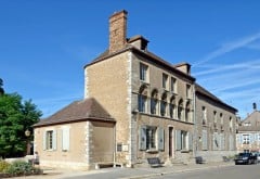 Maison Canoniale ligger rett foran katedralens vestfasade. Foto: / Selbymay Wikipedia CC-BY-SA-3.0 Chartres, Vielle Ville, Cathedrale Notre dame de Chartres, Eure, Eure et Loire, Unescos liste over Verdensarven, Vest-Frankrike, Frankrike