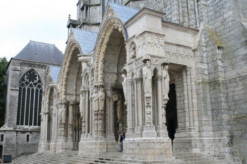 Fasaden med portalene til det nordlige sideskipet. Foto: Andreas F. Borchert / Wikipedia CC-BY-SA-3.0 Chartres, Vielle Ville, Cathedrale Notre Dame de Chartres, Eure, Eure et Loire, Unescos liste over Verdensarven, Vest-Frankrike, Frankrike