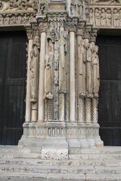 Slik ser jamben til venstre for Kongeportalens hoveddør ut. Foto: Andreas F. Borchert / Wikipedia CC-BY-SA-3.0 Chartres, Vielle Ville, Cathedrale Notre Dame de Chartres, Eure, Eure et Loire, Unescos liste over Verdensarven, Vest-Frankrike, Frankrike