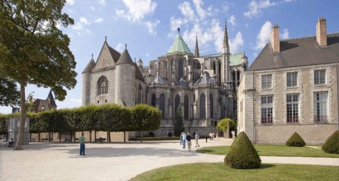 Koravslutningen med stebebuer mellom hvert kapell utenpå ambulatoriet og et robust kapell med runde tårn i forlengelsen av apsiden. Foto: Westerdam / Wikipedia CC-BY-SA-3.0 Chartres, Vielle Ville, Cathedrale Notre dame de Chartres, Eure, Eure et Loire, Unescos liste over Verdensarven, Vest-Frankrike, Frankrike