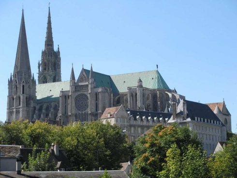 En av verdens vakreste kirker, Cahtédrale Notre Dame de Chartres troner over gamlebyen. Foto: MathKnight / Wikipedia CC-BY-SA-3.0 Chartres, Vielle Ville, Cathedrale Notre dame de Chartres, Eure, Eure et Loire, Unescos liste over Verdensarven, Vest-Frankrike, Frankrike