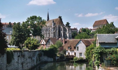 Klosterkirken og L’abbaye de Saint-Père-en-Vallée ligger ikke langt fra elven Eure. Den tidligere kirken St Hilaire til høyre og litt av klosteret til venstre. Foto: © www.perche-gouet.net Chartres, L’abbaye de Saint-Père-en-Vallée, Vielle Ville, Cathedrale Notre Dame de Chartres, Eure, Eure et Loire, Unescos liste over Verdensarven, Vest-Frankrike, Frankrike