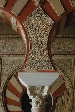 Søylene i palasskomplekset Al-Zahra er vakkert dekorert med intrikate mønstre. Foto: © TurismoCordoba ESP Cordoba, Al-Zahra, katedral-moskéen La Mezquita, Guadalquivir, Unescos liste over Verdensarven, historisk bydel, gamleby, Andalucia, Spania