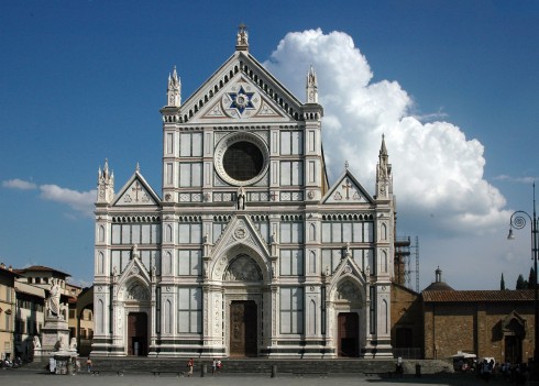 Basilica de Santa Croce er ikke bare vakker, den er også mausoleum for mange av Firenzes historiske notabiliteter. Foto: Amada44 / Wikipedia CC-BY-SA 3.0 Firenze, renessanse, middelalder, Unescos liste over Verdensarven, historisk bydel, gamleby, Toscana, Midt-Italia, Italia