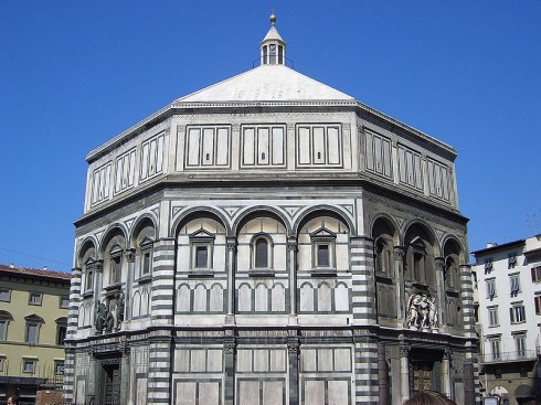 Battistero i all sin prakt med eksteriør av hvit marmor og mørk grønn stein i geometrisk mønster. Foto: de:Ckaetz / Wikipedia public domain Firenze, renessanse, middelalder, Unescos liste over Verdensarven, historisk bydel, gamleby, Toscana, Midt-Italia, Italia