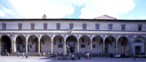 Den første sanne renessansebygning: Brunelleschis berømte loggia i Ospedale degli Innocenti oppført mellom år 1419 og 1426, også kjent for å være Europas første barnehjem. Foto: Istitutodeglinnocenti / Wikipedia CC-BY-SA 3.0 Firenze, renessanse, middelalder, Unescos liste over Verdensarven, historisk bydel, gamleby, Toscana, Midt-Italia, Italia