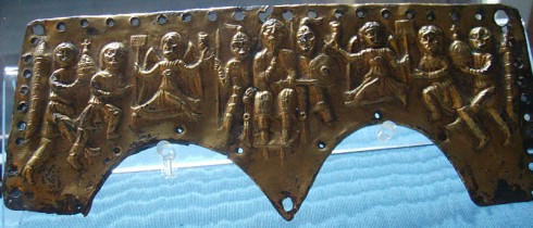 En plate fra langobarderkongen Agilulfs hjelm med hovedpersonen avbildet i midten. Funnet ved Pistoia og utstilt i Firenzes arkeologiske museum i Palazzo Bargello. Foto: Sailko / Wikipedia CC-BY-SA 3.0 Firenze, renessanse, middelalder, Unescos liste over Verdensarven, historisk bydel, gamleby, Toscana, Midt-Italia, Italia