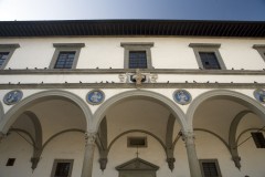 Filippo Brunelleschi kommer hjem fra Roma etter flere års studier av romertidens arkitektur og bygger denne uhyre elegante loggiaen Firenze, renessanse, middelalder, Unescos liste over Verdensarven, historisk bydel, gamleby, Toscana, Midt-Italia, Italia