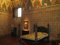 Den dekorative frisen øverst på veggen består av en rekke våpenskjold som var forbundet med Davanzati-familien - både sivile, kongelige og kirkelige heraldiske symboler. Foto: © www.hiddenitaly.com Firenze, renessanse, middelalder, Unescos liste over Verdensarven, historisk bydel, gamleby, Toscana, Midt-Italia, Italia