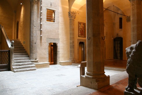 Fra cortilen i Palazzo Davanzati - gårdsrommet som ligger midt inne i bygningen. Foto: © www.hiddenitaly.com Firenze, Palazzo Davanzati, renessanse, middelalder, Unescos liste over Verdensarven, historisk bydel, gamleby, Toscana, Midt-Italia, Italia