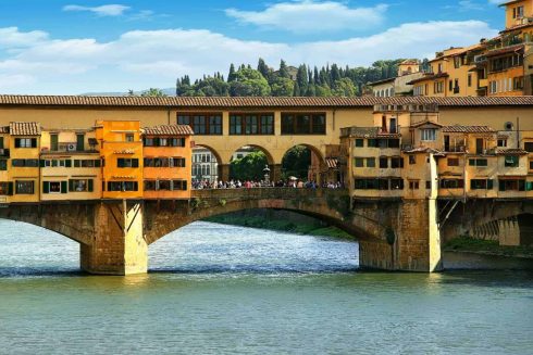 Ponte Vecchio, slik den ser ut i dag, ble bygget i år 1345 etter at den tidligere utgaven ble tatt av flom Firenze, renessanse, middelalder, Unescos liste over Verdensarven, historisk bydel, gamleby, Toscana, Midt-Italia, Italia