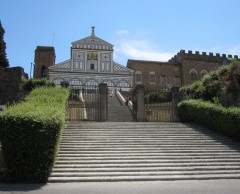 San Miniato al Montes fasade er kledd med hvit og mørk grønn Monteferratostein. Foto: © www.hiddenitaly.com Firenze, renessanse, middelalder, Unescos liste over Verdensarven, historisk bydel, gamleby, Toscana, Midt-Italia, Italia