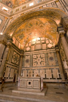 Battisteros apside er vakkert dekorert med paneler i geometrisk mønster, som eksteriøret, mens det buede taket har mosaikker i bysantinsk stil, som den åttekantede kuppelen. Foto: © www.hiddenitaly.com Firenze, renessanse, middelalder, Unescos liste over Verdensarven, historisk bydel, gamleby, Toscana, Midt-Italia, Italia