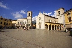 Norcias Piazza San Benedetto med kirken San Benedetto til høyre og rådhuset til venstreDu finner mektige middelalderkatedraler over alt i Toscana og Umbria - her fra Pistoia i nord Piazza San Benedetto, kirken San Benedetto, rådhuset, Norcia, gamleby, middelalder, romansk, historisk, Umbria, Midt-Italia, Italia