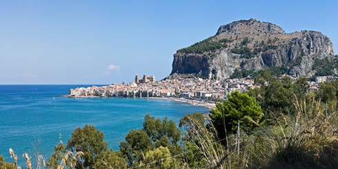 Cefalu er en severdig by nord på Sicilia, med dramatisk beliggenhet og en fantastisk normannisk katedral. Sicilia, antikken, normannere, Sør-Italia, Italia
