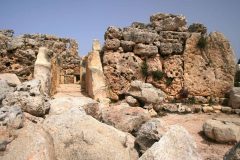 Det finnes omfattende bygningsrester fra tempelet Ggjantija å inspisere for den som er interessert Malta, Gozo, tempelet Ggjantija, Valletta, Fort St. Elmo, Mdina, Johanitter-ordenen, Jean de vallette, korsfarere, Unescos liste over Verdensarven, Normannere, St Johns Co-Cathedral, St Paul, Paulus