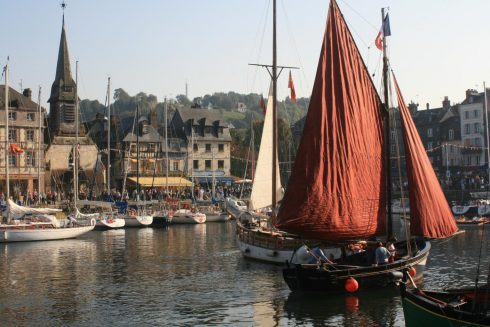 Gamle seilbåter i Vieux Bassin, sammen med noen av nyere dato - legg merke til kirken Église St.-Étienne, som er byens eldste Honfleur, Vieux Bassin, impresjonistene, Hundreårskrigen, Normandie, Calvados, Vest-Frankrike