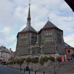 Église Sainte-Catherine med sine to skip og apside - koravslutningen. Foto: Daniel Villafruela/ Wikipedia Honfleur, Vieux Bassin, impresjonistene, Hundreårskrigen, Normandie, Calvados, Vest-Frankrike