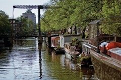 Det er kult å rusle langs kanalene og titte på husbåtene hvor folk har bodd i årevis og trives med det. Foto: © NBTC Holland Marketing Amsterdam, kanaler, middelalder, Anne Frank, Rijksmuseum, Van Gogh Museum, Hermitage, Unescos liste over Verdensarven, Holland, Nederland