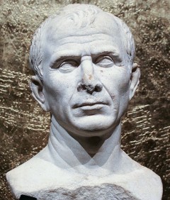 General Julius Cæsar var her år 47 før Kristus - og han nøyde seg ikke med å teste vinen. Kilde: Wikipedia Le Mans, Maine, Vieux Mans, Sarthe, La Cité Plantagenét, romertid, middelalder, Henry den II. La Reine Bérengère, Cathédrale Saint-Julien de Le mans, Unescos liste over Verdensarven, Vest-Frankrike, Frankrike