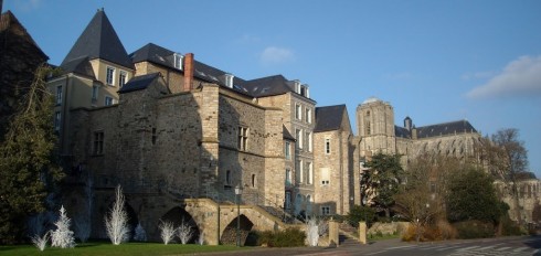 Trappen opp til rådhuset Hôtel de Ville, som delvis består av Palais des Comtes du Maine fra 1100-tallet. Foto: Benchaum / Wikipedia CC BY 3.0 Le Mans, Maine, Vieux Mans, Sarthe, La Cité Plantagenét, romertid, middelalder, Henry den II. La Reine Berenger, Cathédrale Saint-Julien de Le mans, Unescos liste over Verdensarven, Vest-Frankrike, Frankrike